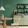 Küche mit Wandfarbe in Rosmaringrün von Alpina. Matte, grüne Wandfarbe für Innenräume.