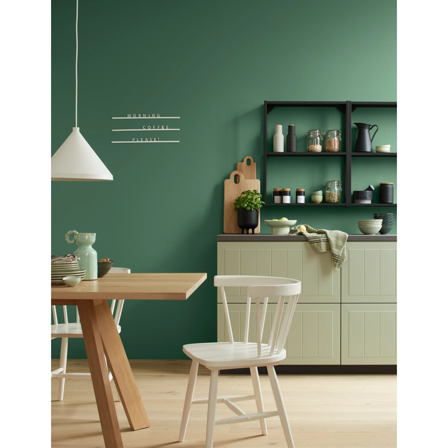 Küche mit Wandfarbe in Rosmaringrün von Alpina. Matte, grüne Wandfarbe für Innenräume.