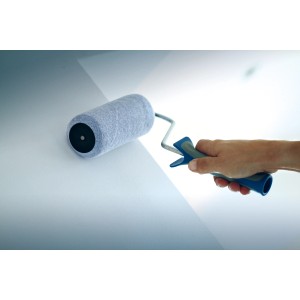 Hand streicht Wand mit LUX Farbroller 25 cm mit Softgriff in Schwarz-Blau.