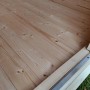 Detailaufnahme des Massivholzbodens im grauen weka Gartenhaus 122 mit Satteldach.