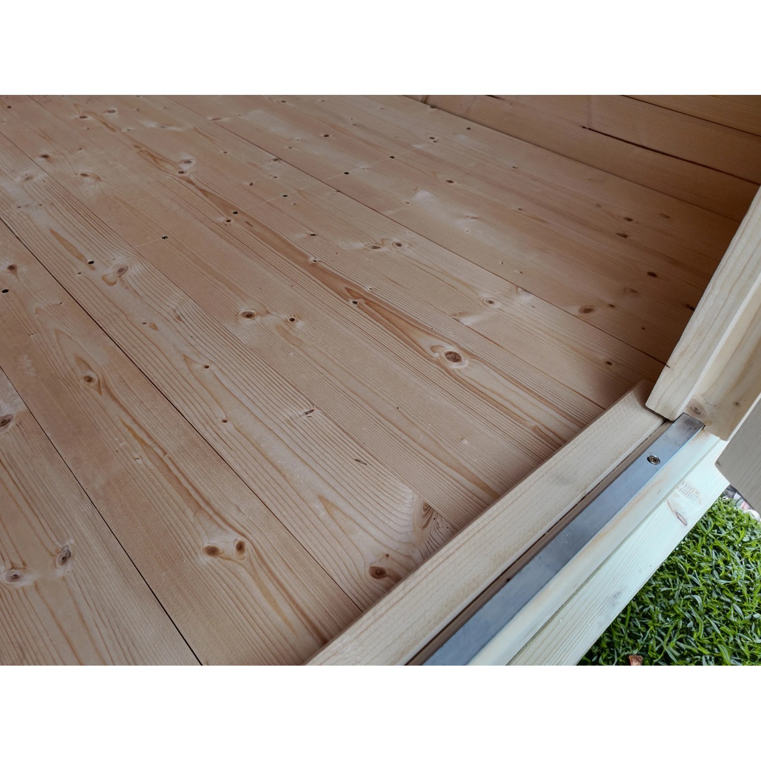 Detailaufnahme des Massivholzbodens im grauen weka Gartenhaus 122 mit Satteldach.