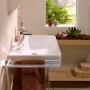 Hansgrohe Waschtisch Xanuia Q, 60x48 cm, weiß, mit Armatur und Handtuch.