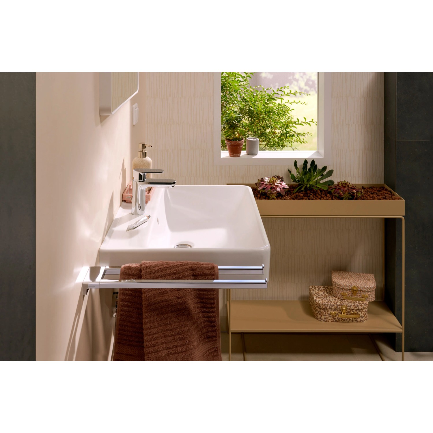 Hansgrohe Waschtisch Xanuia Q, 60x48 cm, weiß, mit Armatur und Handtuch.