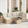 Beiges 7-teiliges Garten-Sofa-Set aus Polyrattan mit weißen Kissen und Tisch.