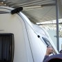 APA Teleskop Verlängerung (90-150cm) mit Bürste zur Autopflege im Einsatz am Wohnwagen.