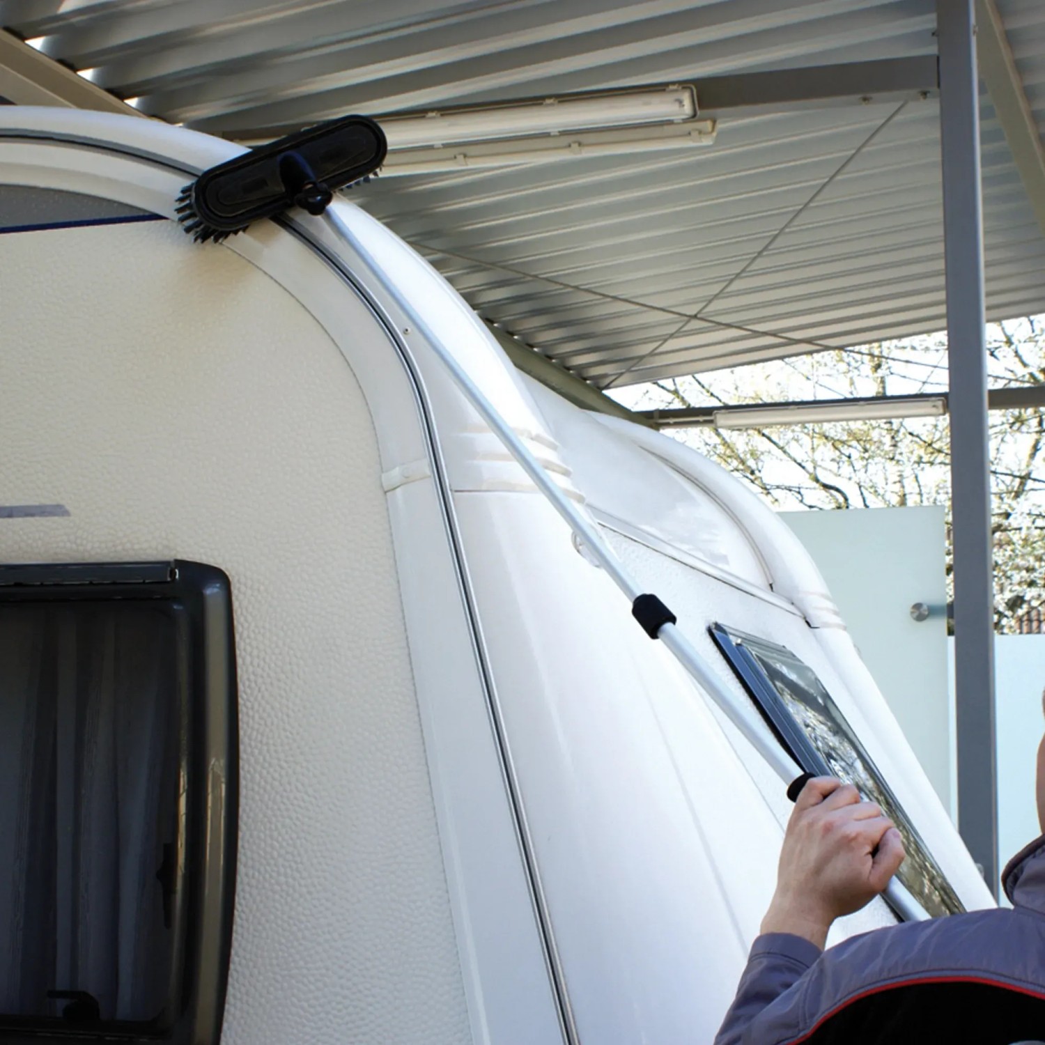 APA Teleskop Verlängerung (90-150cm) mit Bürste zur Autopflege im Einsatz am Wohnwagen.