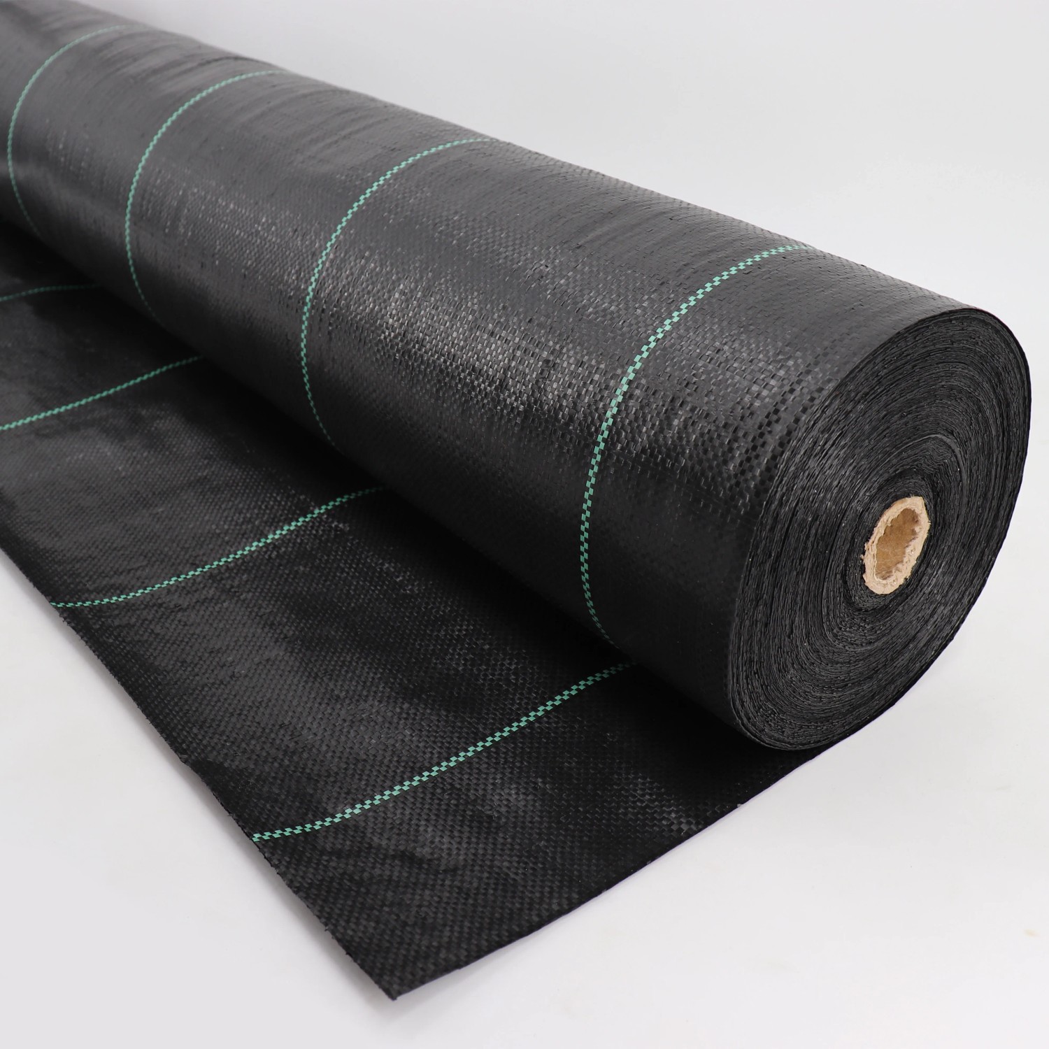 Schwarze Aquagart Unkrautfolie (100g, 1m breit) auf Rolle mit grünen Markierungsstreifen.