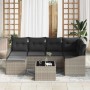 Hellgraues 7-teiliges Garten-Sofa-Set aus Poly Rattan mit Tisch und schwarzen Kissen.