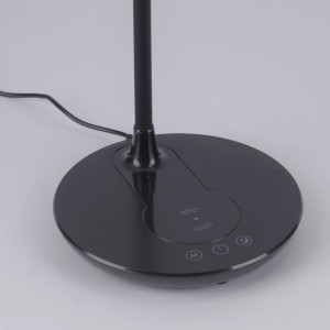 Schwarze LED-Tischleuchte Astrid mit Touchdimmer und kabelloser Ladefunktion.