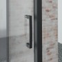 Detailaufnahme: Mattschwarzer Griff der Schulte Bali Komplettdusche mit Schiebetür.
