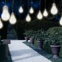 Globo LED-Solarlichterkette mit 10 warmweißen Birnen im Garten, silber-grauer Kunststoff.