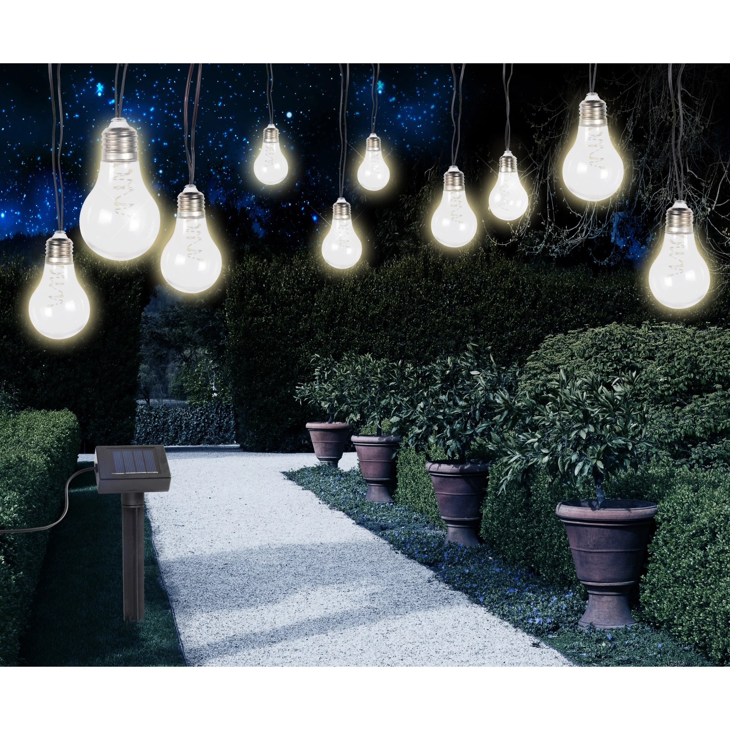 Globo LED-Solarlichterkette mit 10 warmweißen Birnen im Garten, silber-grauer Kunststoff.