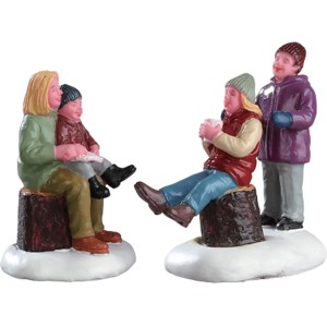 Lemax Weihnachtsdeko: 2er-Set Mutter mit Kindern auf Baumstämmen, Teil eines Weihnachtsdorfs.