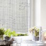 Bistrogardine Webstreifen in Weiß-Grau, 45x135 cm, mit Schriftzug-Muster am Fenster.