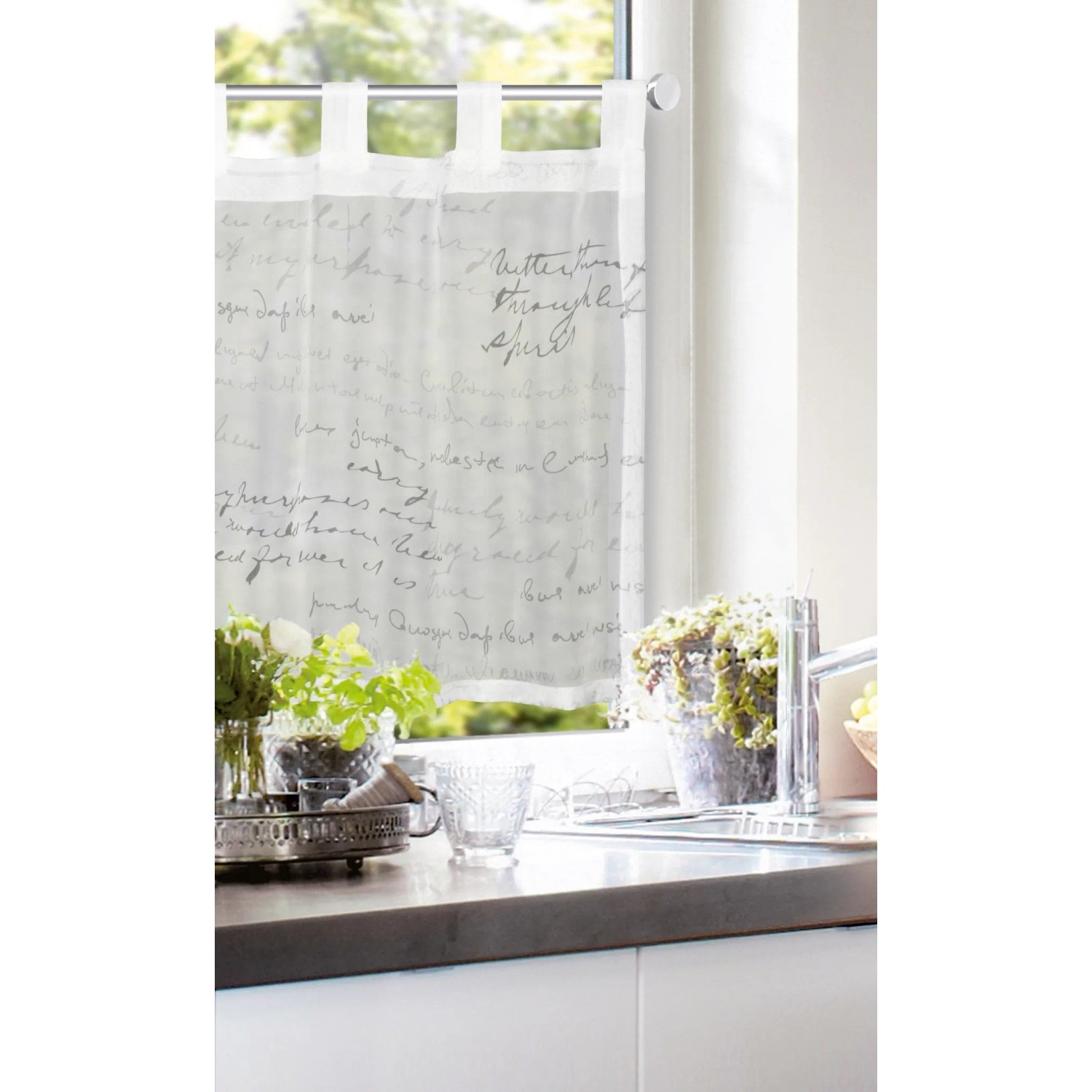 Bistrogardine Webstreifen in Weiß-Grau, 45x135 cm, mit Schriftzug-Muster am Fenster.
