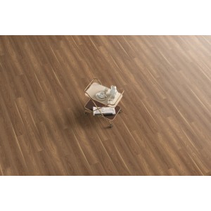 Egger Laminatboden PL2772 Mansonia Nussbaum, verlegt. Detailaufnahme der Holzstruktur und Farbe.