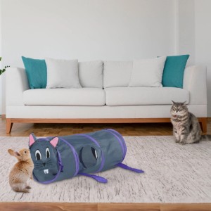 Grauer faltbarer Katzentunnel in Mausform mit lila Akzenten, seitlichen Öffnungen. Katze und Kaninchen im Wohnzimmer.