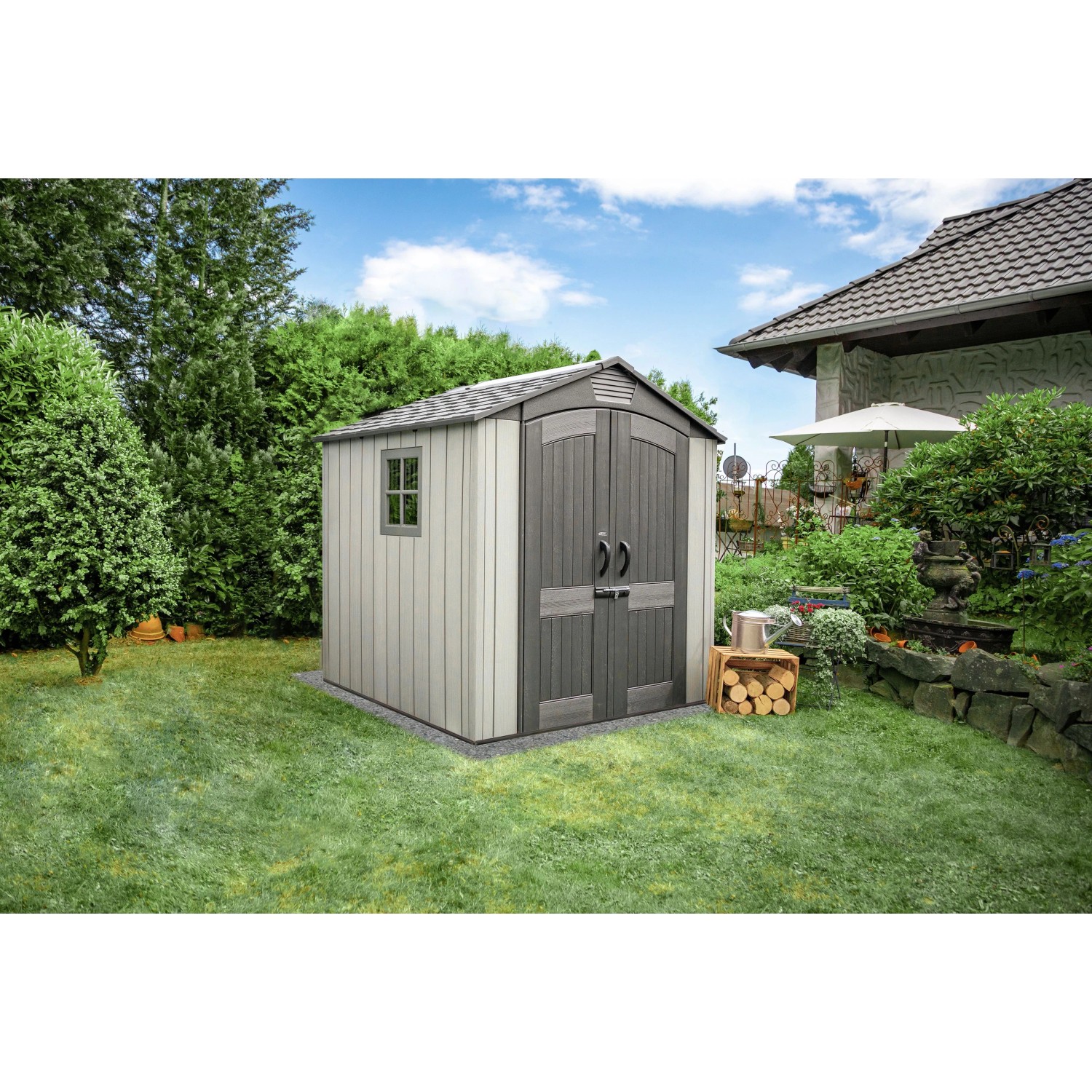 Lifetime Gerätehaus Stella 4,55 m² aus Kunststoff im Garten. Gartenhaus mit Doppeltür und Fenster.