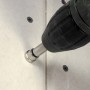 Wolfcraft Bit-Set mit Tiefenanschlag im Einsatz beim Verschrauben in Gipskarton.