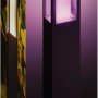 Verpackung der Philips Hue Impress LED Wegeleuchte, schwarzes Gehäuse mit farbigem Licht.