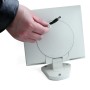 Lutec Solar LED-Strahler: Hand schließt Kabel an Solarpanel des Außenstrahlers an.