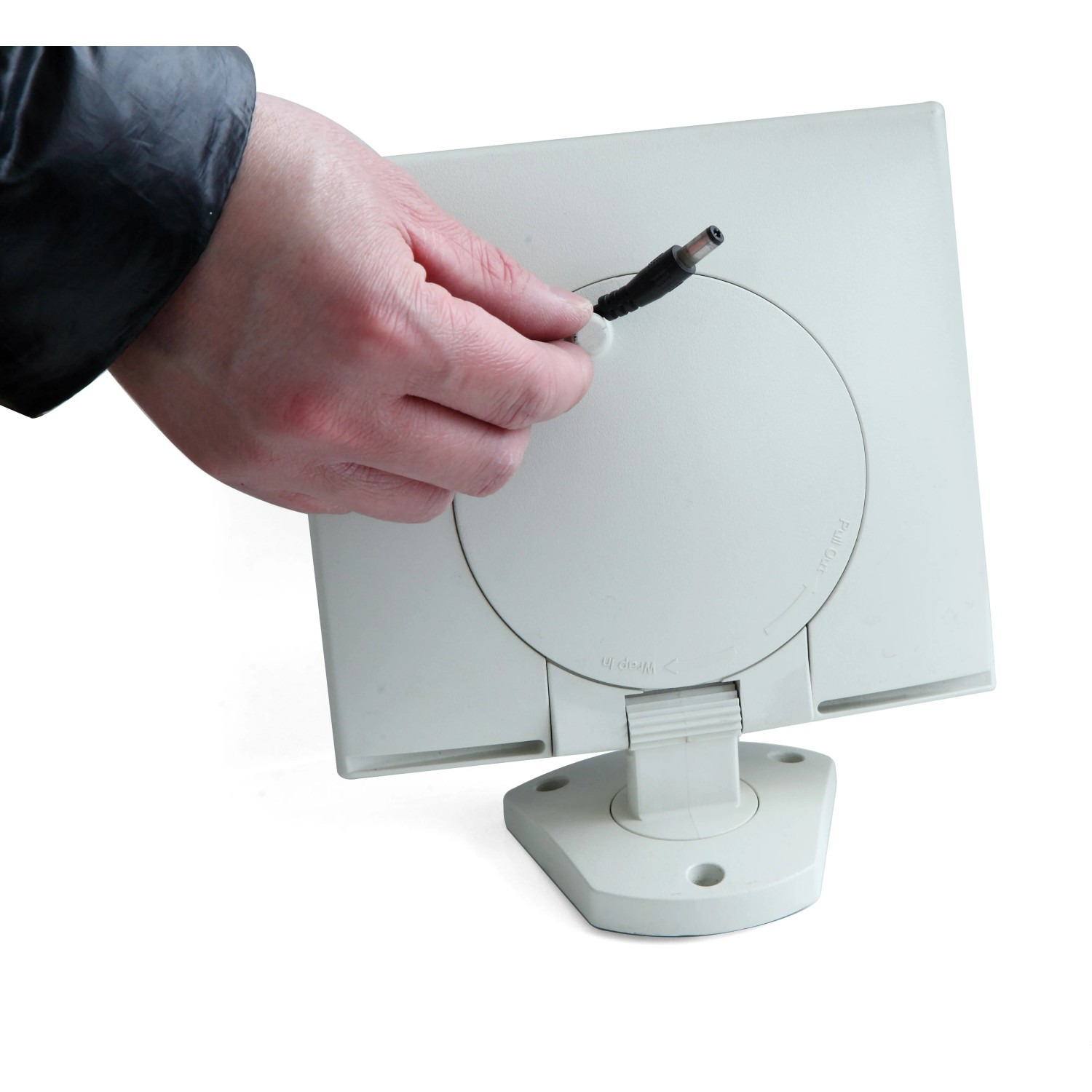 Lutec Solar LED-Strahler: Hand schließt Kabel an Solarpanel des Außenstrahlers an.