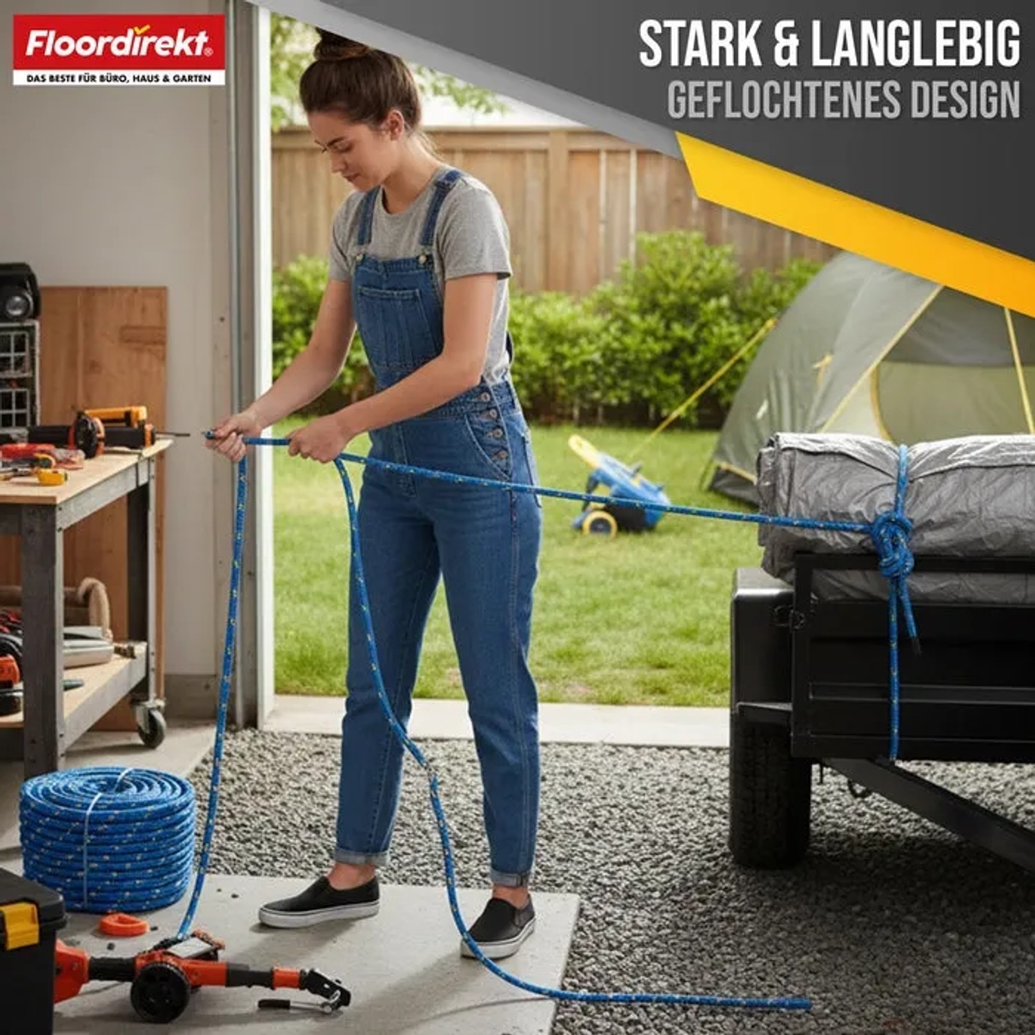 Frau fixiert Ladung mit blau-gelbem Polypropylen Seil (Ø 22mm, 50m) von Floordirekt.