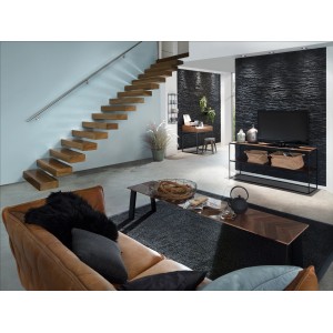 Wohnraum mit schwarzem Rebel of Styles Verblender Tasso in Steinoptik an der Wand.