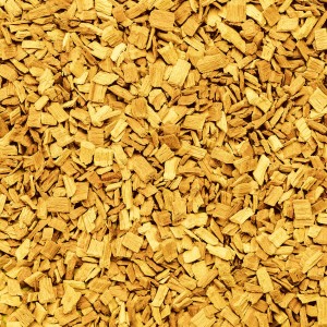 Nahaufnahme: Gelbe Galamio Holzhackschnitzel als Dekormulch, Palette mit 39 Säcken.