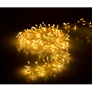 Warmweiße Silberdraht-Lichterkette mit 100 LEDs für stimmungsvolle Außenbeleuchtung.