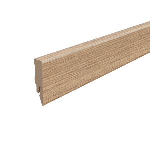 Egger Sockelleiste L671 Kubisch Eiche Natur. Moderne MDF-Fußbodensockelleiste mit Holzdekor und Clipfräsung.