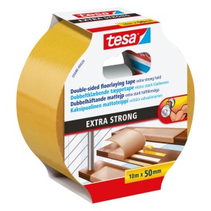 tesa Verlegeband extra stark klebend, doppelseitig, 10m x 50mm. Rolle mit Anwendungsbeispiel auf Treppe.