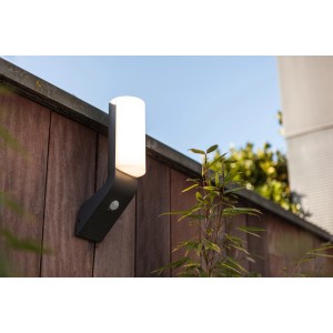 Moderne Lutec LED-Außenwandleuchte Bati in Anthrazit mit Bewegungsmelder an Holzwand.