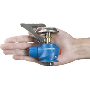 Kompakter Campingaz Gaskocher Twister Plus PZ in Hand, blau, mit Easy Clic Plus Verbindung.