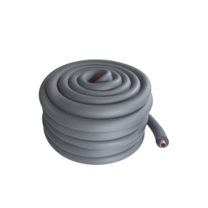 Graue, aufgerollte Climapor Kautschuk Rohrisolierung (35m) mit Kupferrohr. Für Heizungs- & Sanitärinstallation.