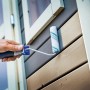 LUX Lasurroller 12cm in Aktion: Braun-grün gestreifte Nylonwalze für glatte Flächen.