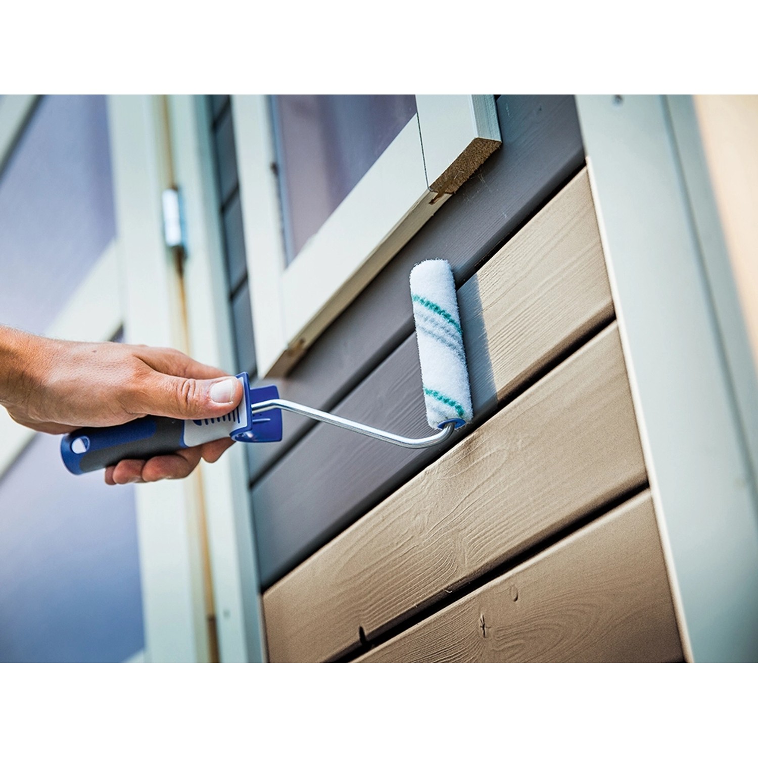 LUX Lasurroller 12cm in Aktion: Braun-grün gestreifte Nylonwalze für glatte Flächen.