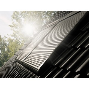 Velux Solar-Rollladen SSL CK02, dunkelgrau, auf einem Dach montiert. Hitzeschutz und Verdunkelung für Dachfenster.