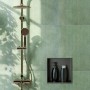 Schwarze Dalsys Wandnische 30x30 im Bad mit Dusche und Pflegeprodukten.