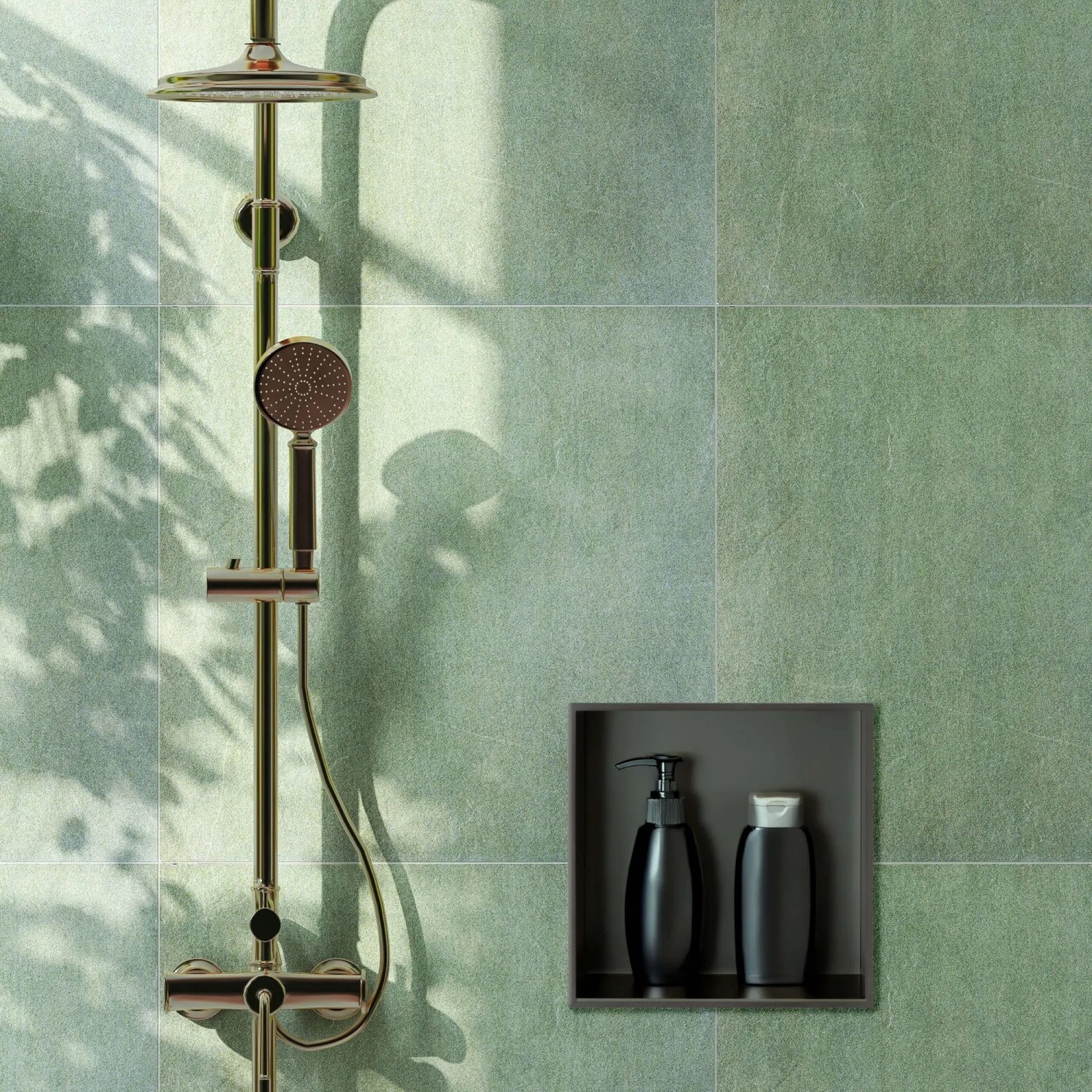 Schwarze Dalsys Wandnische 30x30 im Bad mit Dusche und Pflegeprodukten.