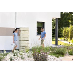 4rain Wandtank Slim Stone Decor 500 l in Sandbeige mit Steindekor vor Hauswand.