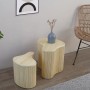Zwei organische Rattan Beistelltische in Naturfarben Hell, einer mit Stauraum, ideal als Nachttisch-Set.