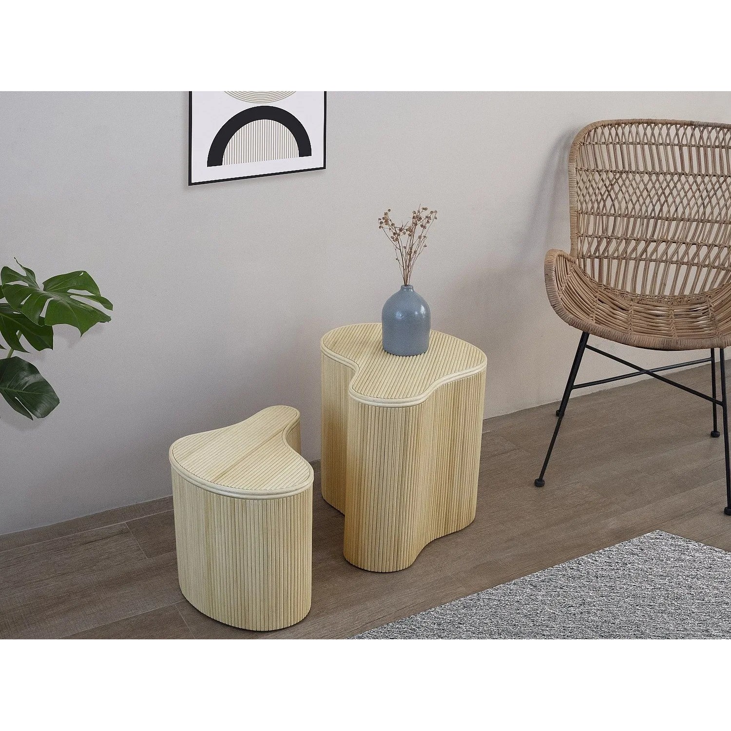 Zwei organische Rattan Beistelltische in Naturfarben Hell, einer mit Stauraum, ideal als Nachttisch-Set.