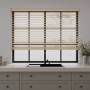 Cocoon Holzjalousie, 210x240 cm, 50mm Lamellen, Naturel, am Fenster.