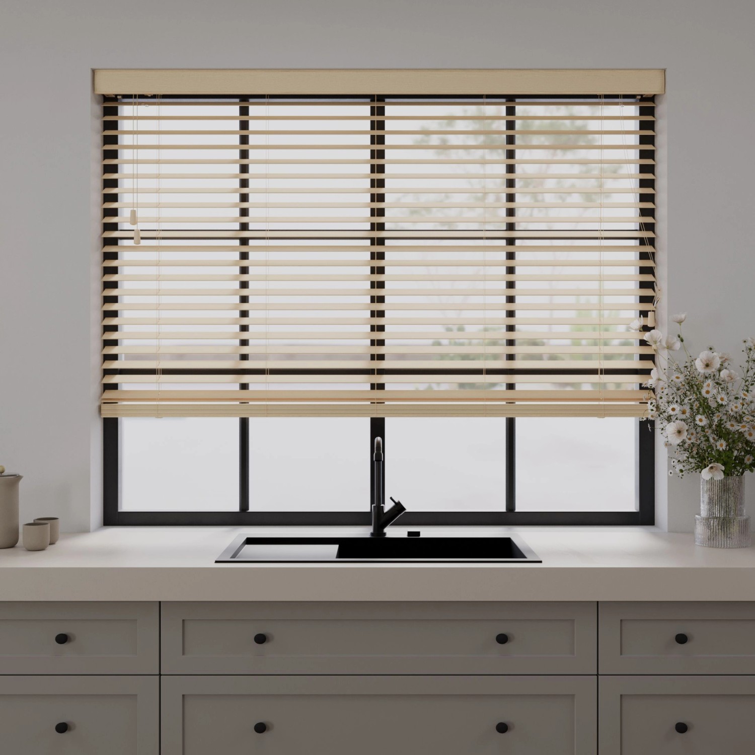 Cocoon Holzjalousie, 210x240 cm, 50mm Lamellen, Naturel, am Fenster.