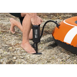 Bestway Air Hammer Doppelhubkolben-Pumpe (30 cm) beim Aufpumpen eines orangefarbenen Schlauchbootes.