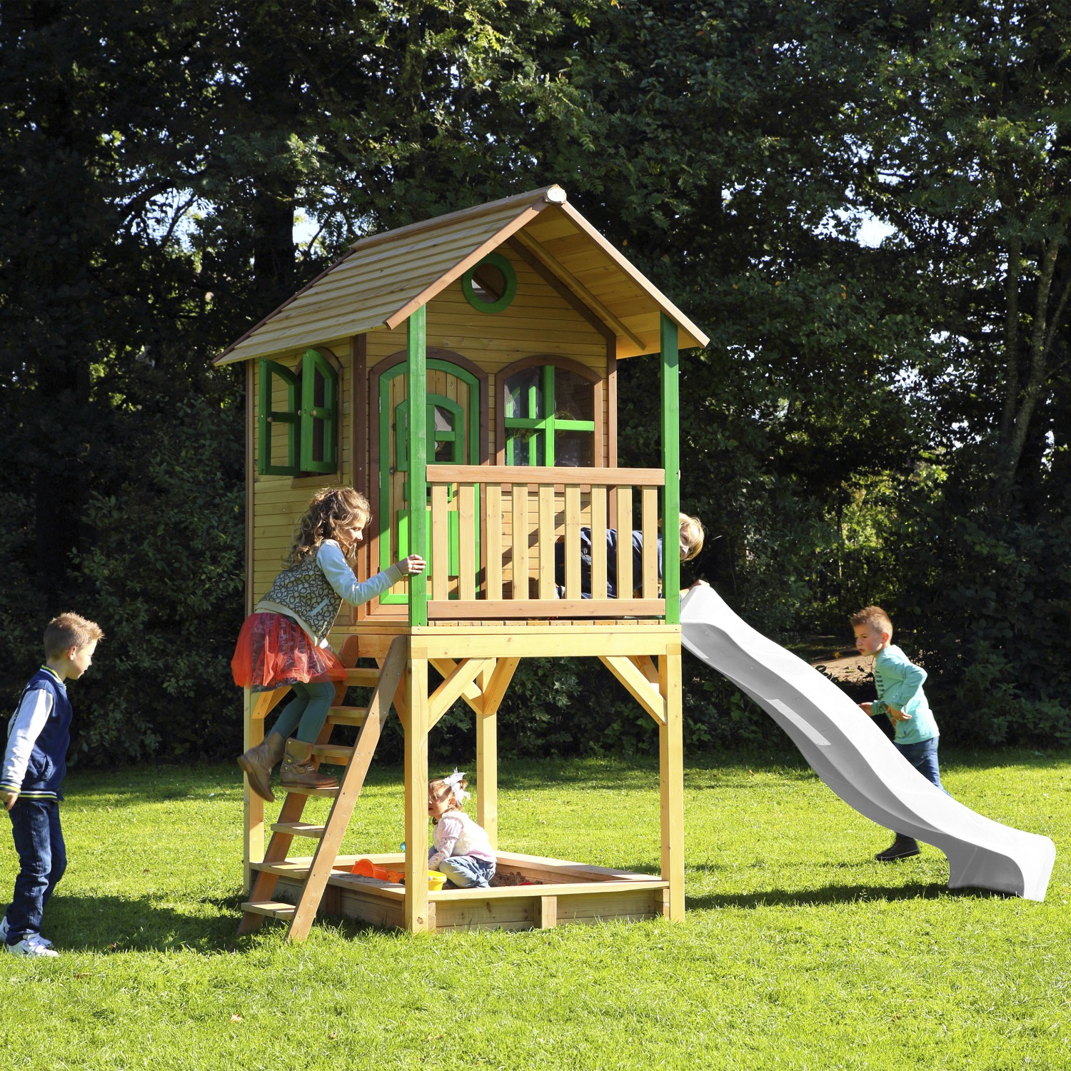 Axi Sarah Spielhaus Braun - Grün mit Weißer Rutsche 191 x 370 x 291 cm