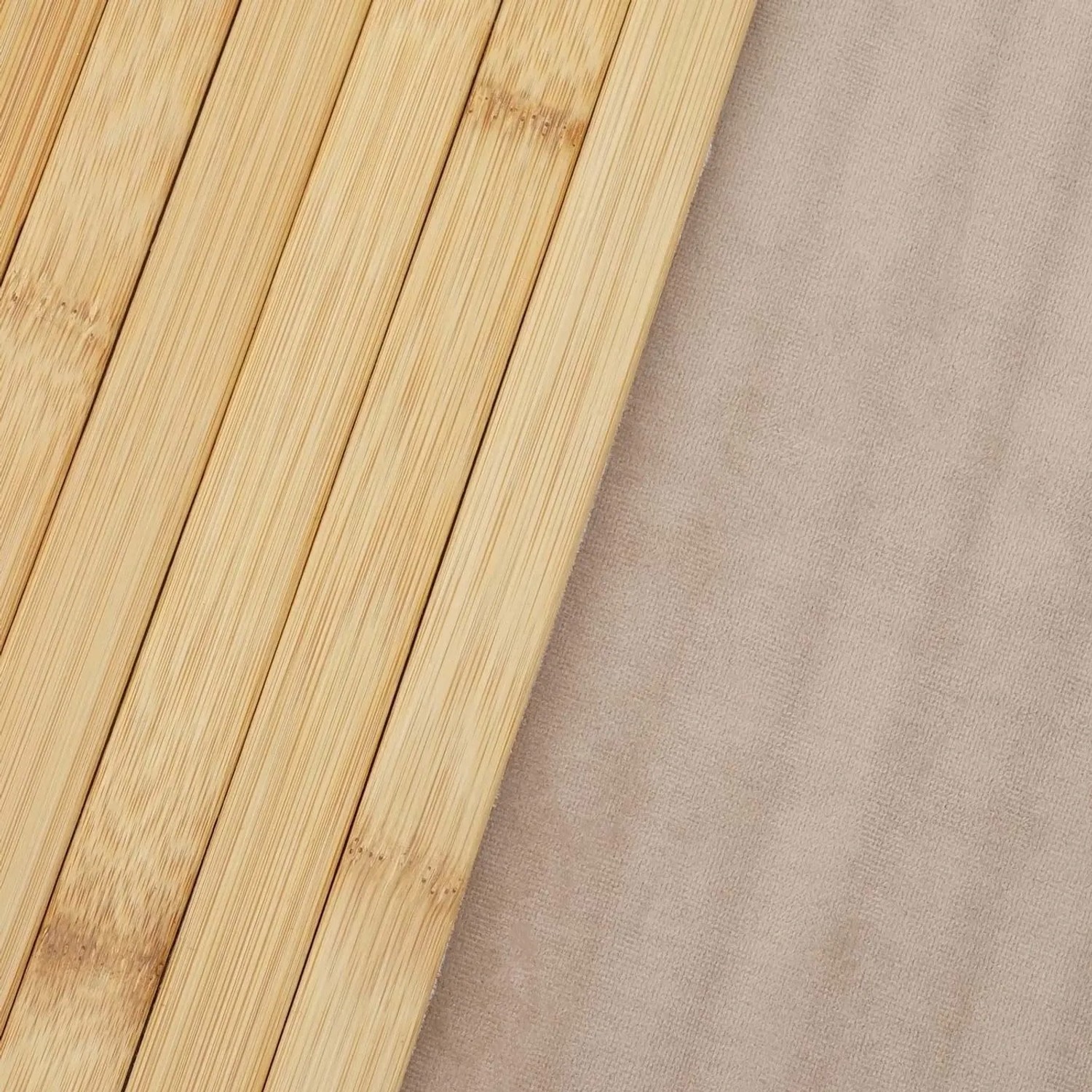 MCW Bambus-Tischset: helle Holzstreifen, beige Stoffunterseite. Abwaschbar, flexibel für Outdoor.