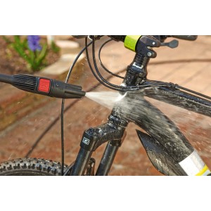 Bosch 3-in-1 Düse im Einsatz: Ein Fahrrad wird mit einem Hochdruckreiniger gesäubert.