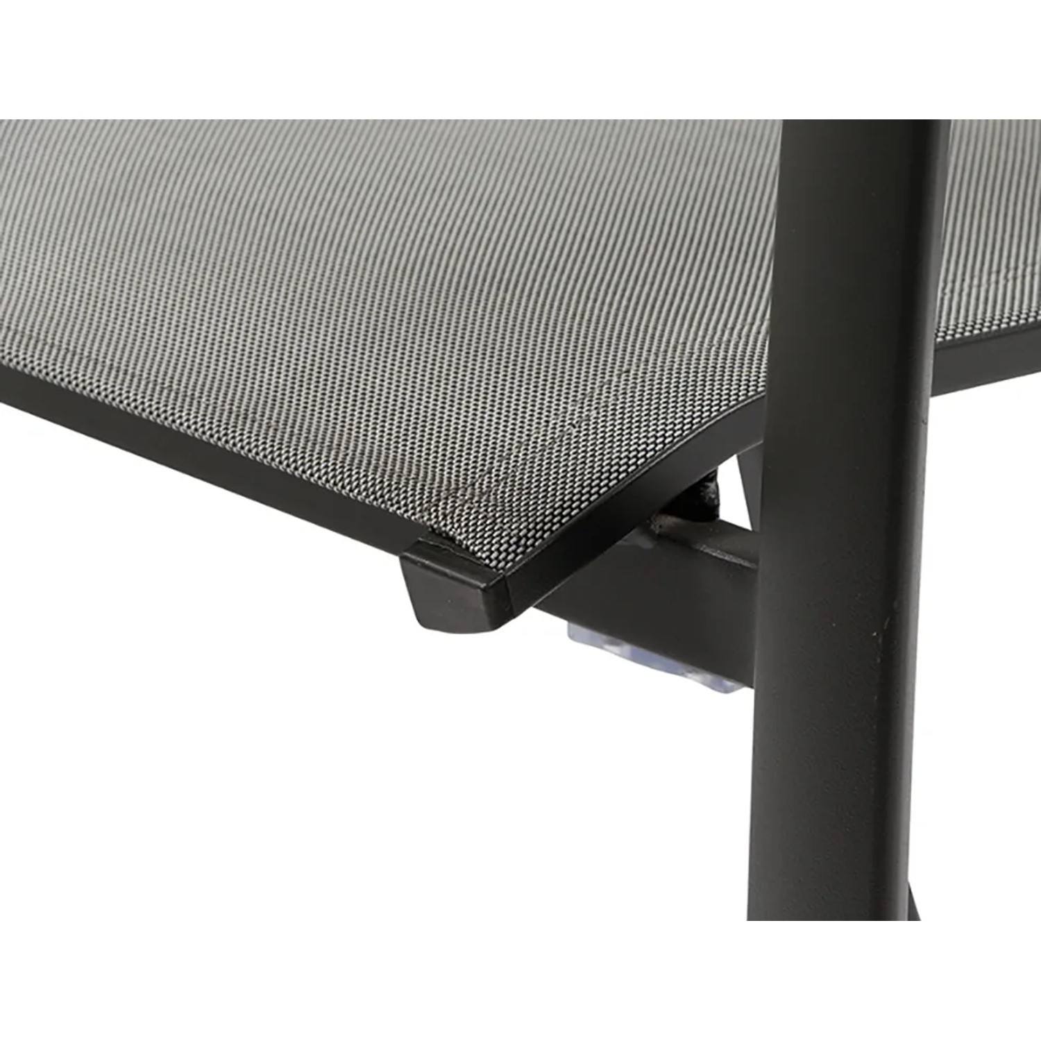 Detailaufnahme: Anthrazitfarbener Sessel aus dem Siena Garden Dining-Set Velia mit Ranotex-Gewebe.